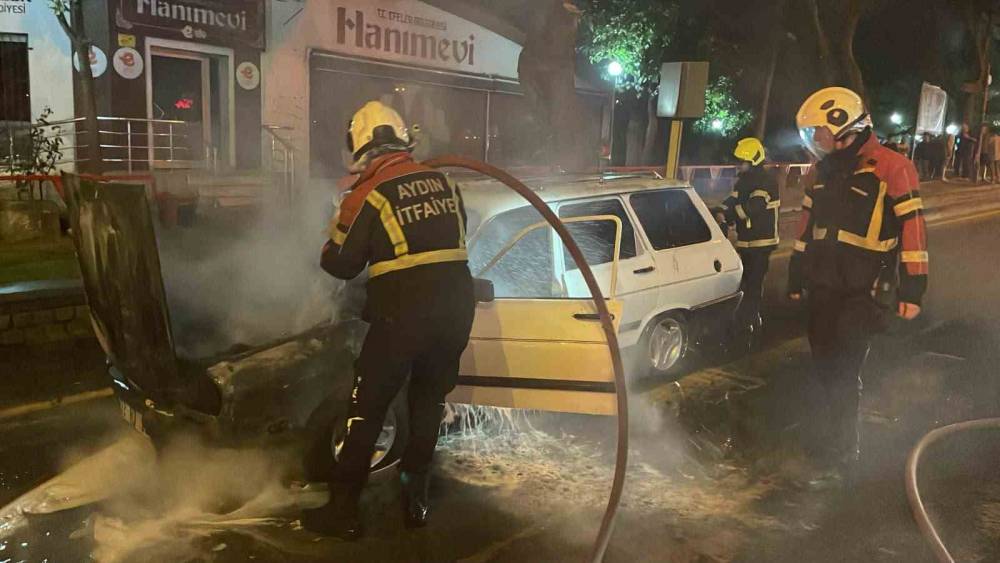 Efeler&rsquo;de seyir halindeki otomobil alev aldı