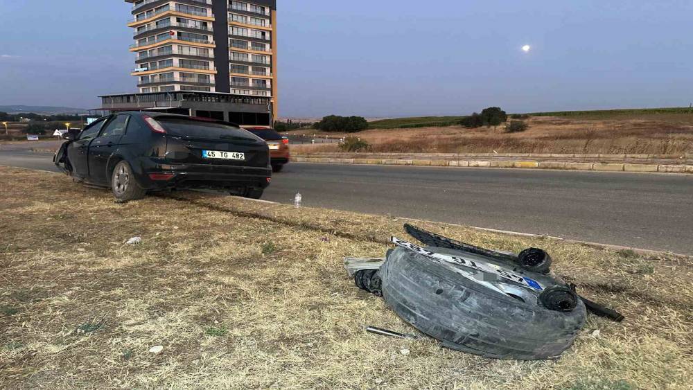 Uşak&rsquo;ta otomobil ref&uuml;je &ccedil;ıktı: 2 kişi yaralandı