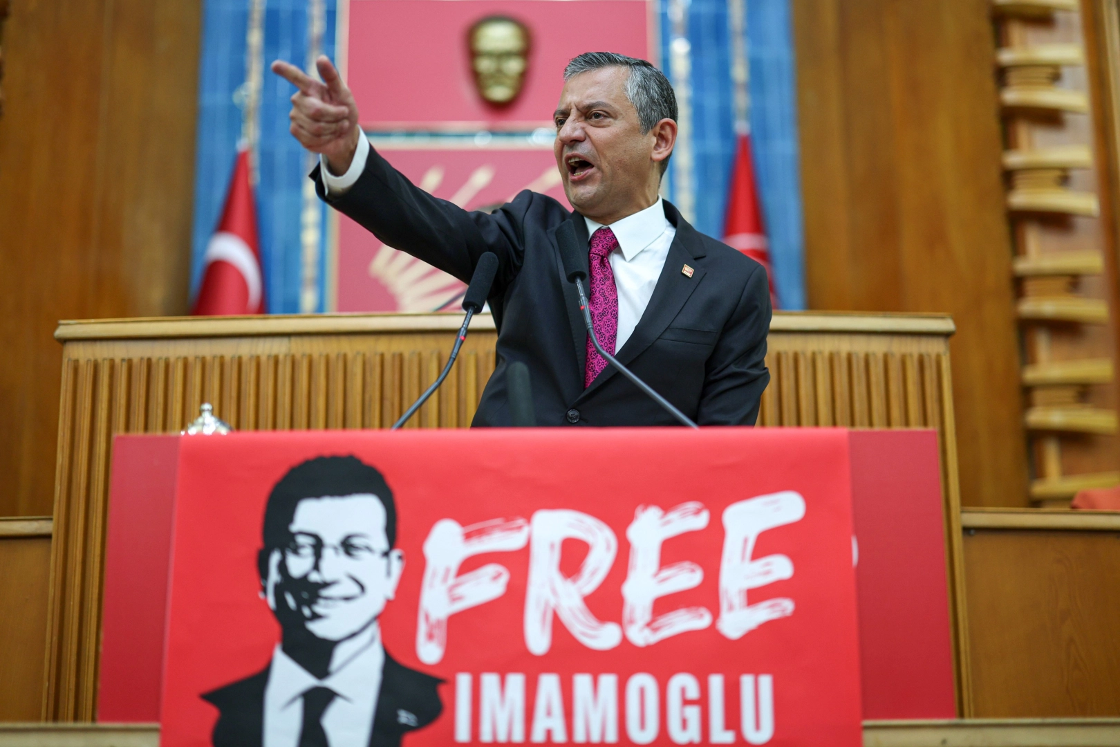 İmamoğlu’na soruşturma tartışması büyüyor: Özgür Özel’den “darbe” çıkışı