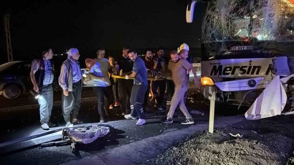 Şanlıurfa&rsquo;da iki yolcu otob&uuml;s&uuml; &ccedil;arpıştı: 13 yaralı