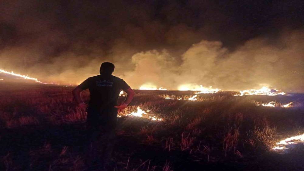 Alaca&rsquo;da yedi k&ouml;y&uuml;n sınırındaki arazide &ouml;rt&uuml; yangını