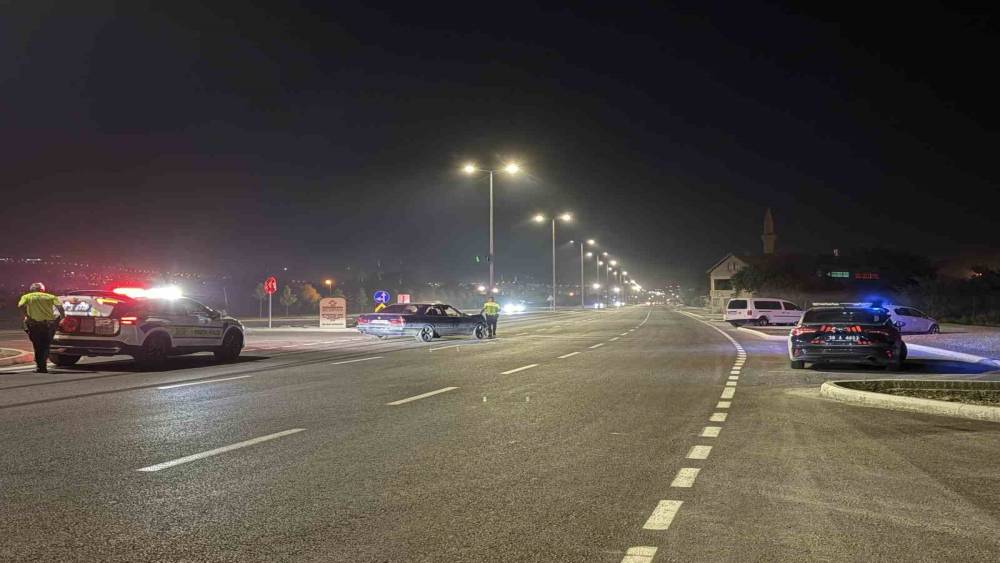 Kayseri&rsquo;de test s&uuml;r&uuml;ş&uuml;ndeki otomobil kazaya karıştı: 2 yaralı