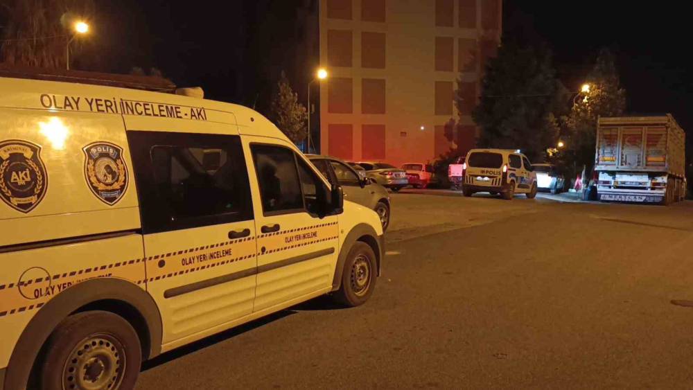 Adana&rsquo;da iki grup arasında bı&ccedil;aklı kavga: Bir kişi ağır yaralandı