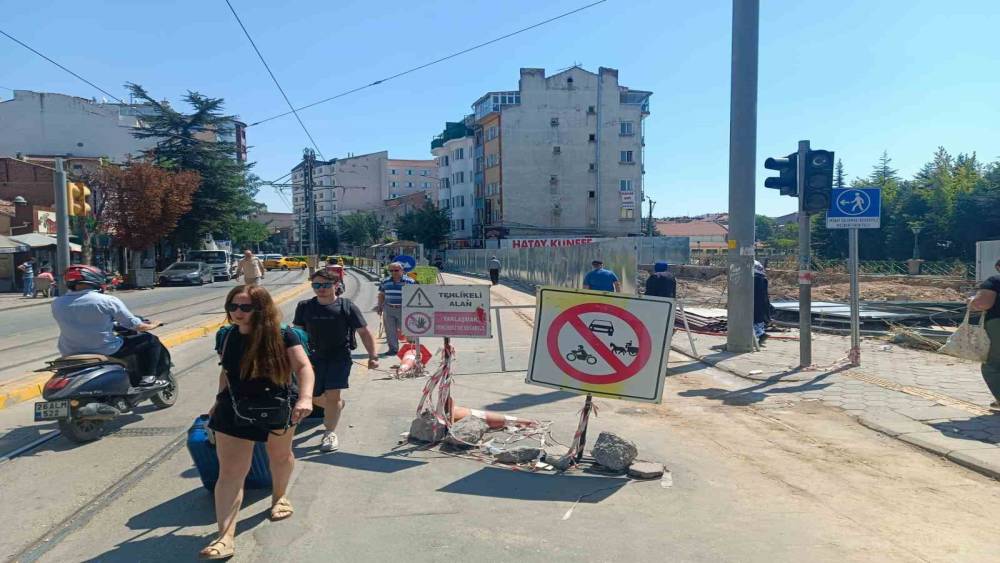 Eskişehir Halkevi şantiyesinde g&uuml;venli yaya yolu talebi