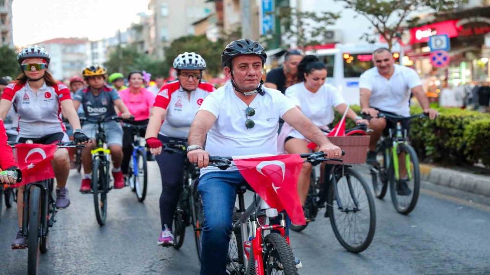 Efeler&rsquo;de 30 Ağustos i&ccedil;in bisiklet turu ve fener alayı