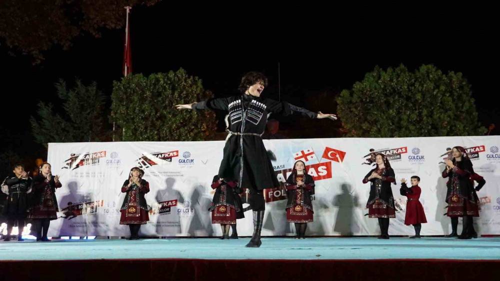 G&ouml;lc&uuml;k&rsquo;te T&uuml;rkiye ve G&uuml;rcistan ekiplerinden Kafkas dansları
