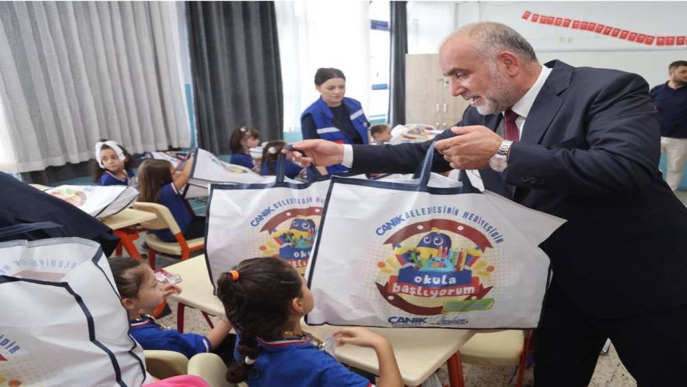 Canik&rsquo;te birinci sınıf &ouml;ğrencilerine &ccedil;anta ve kırtasiye desteği