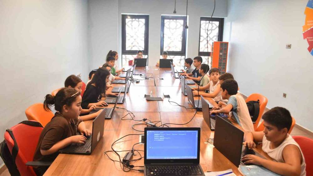 Şahinbey&rsquo;de 400 &ouml;ğrenci yapay zek&acirc; eğitimi aldı