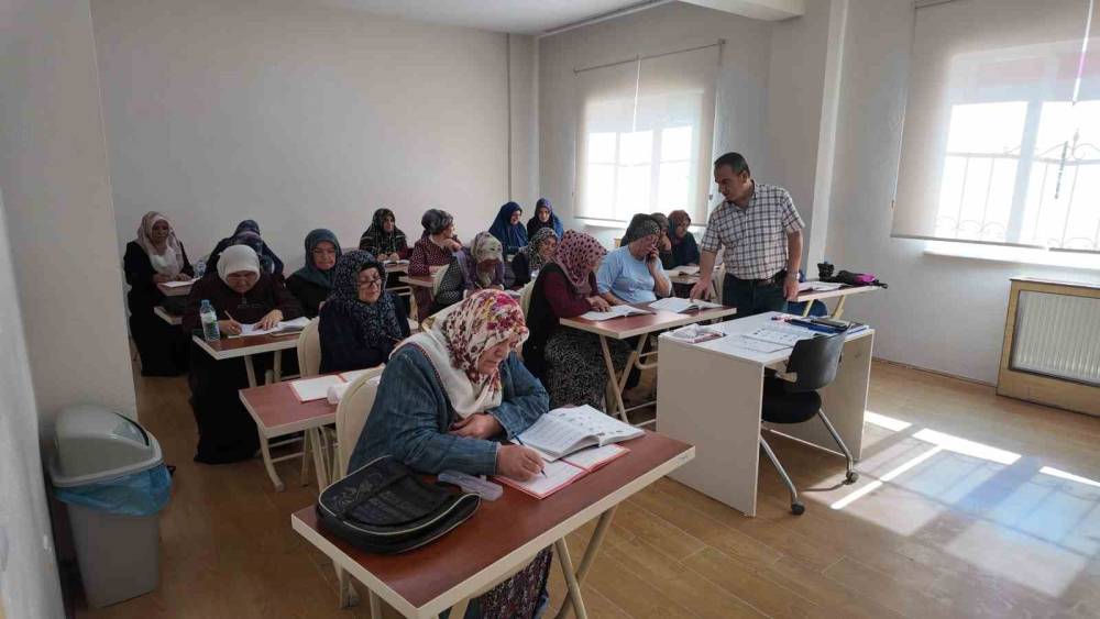 Kayseri&rsquo;de yetişkinler okuma yazma kursunda yeni bir başlangı&ccedil; yaptı
