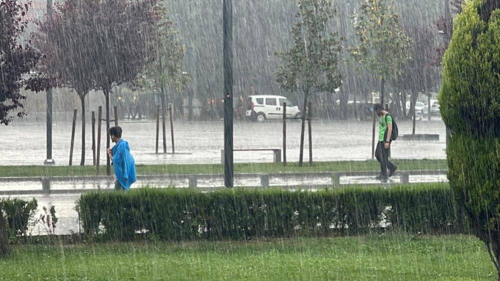 Beş il i&ccedil;in kuvvetli sağanak ve sel uyarısı