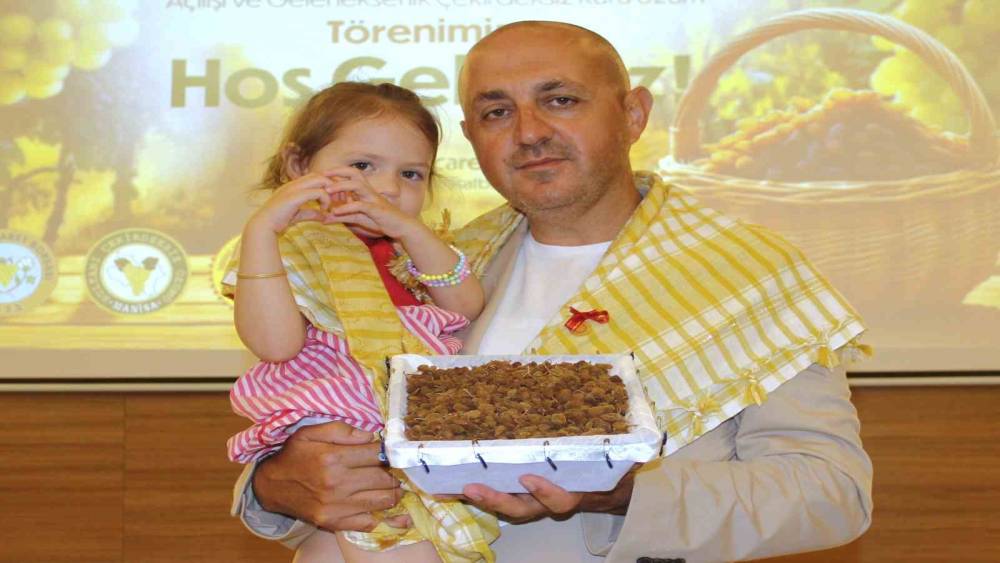 Manisa&rsquo;da sezonun ilk kuru &uuml;z&uuml;m&uuml; sembolik fiyatla satıldı