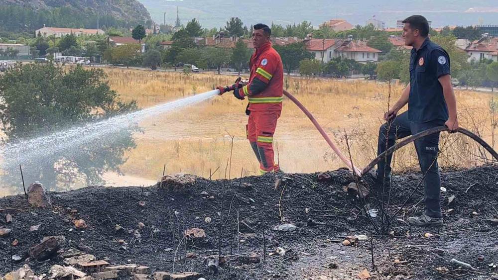 Muğla Menteşe&rsquo;de ziraat alanı yangını kısmen kontrol altında