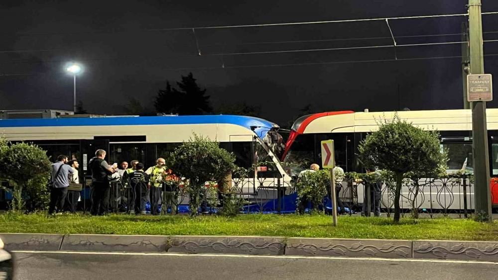 Zeytinburnu&rsquo;nda iki tramvay &ccedil;arpıştı, 9 kişi yaralandı