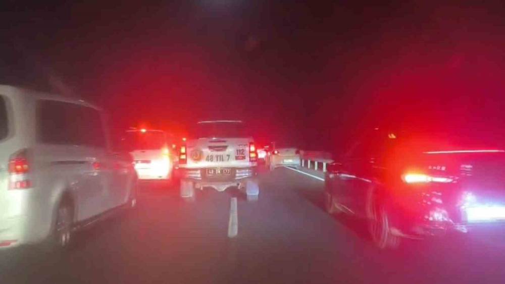 K&ouml;yceğiz&rsquo;de tanker yangını kontrol altında, yolda uzun kuyruk