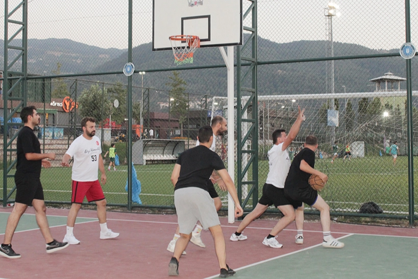 Bursa&rsquo;da m&uuml;hendisler sokak basketbolu turnuvasında buluştu