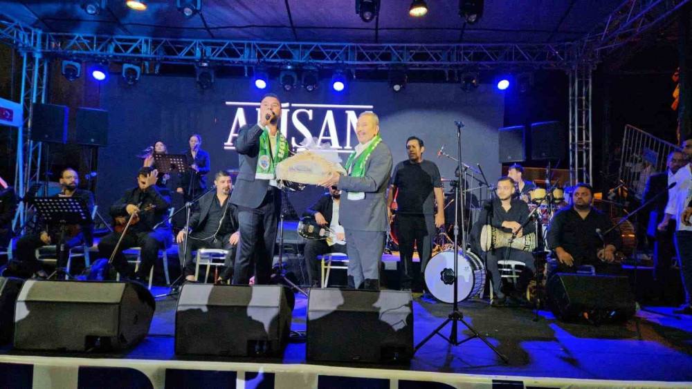 Darende&rsquo;de yağmur altında Alişan konseri
