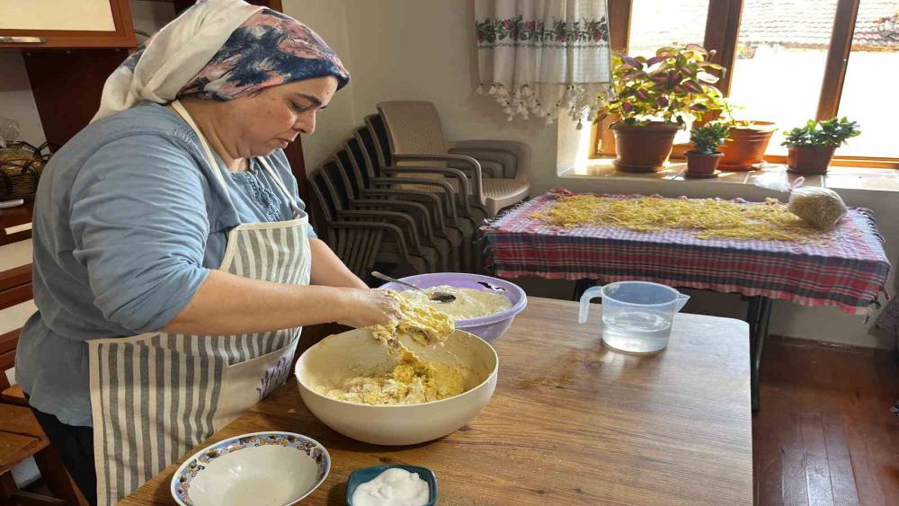 Buldan&rsquo;da kışlık tarhana ve erişte hazırlığı başladı