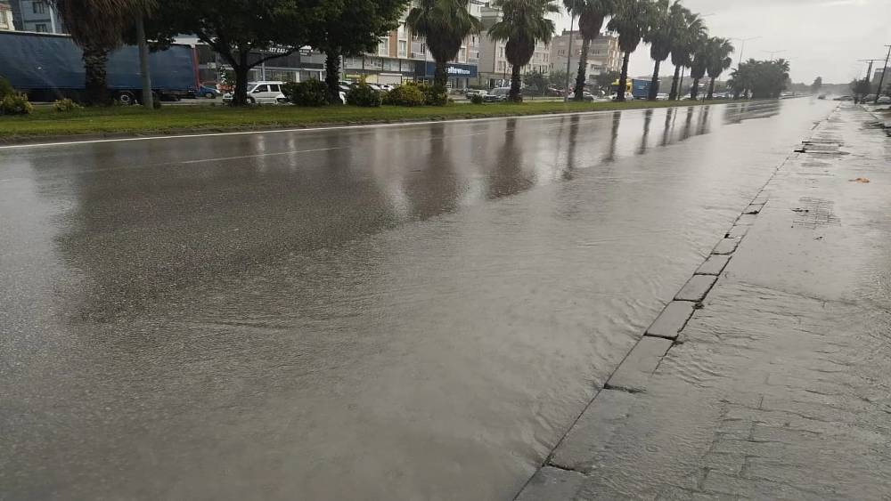 Samsun&rsquo;da sağanak ulaşımda aksamalara yol a&ccedil;tı