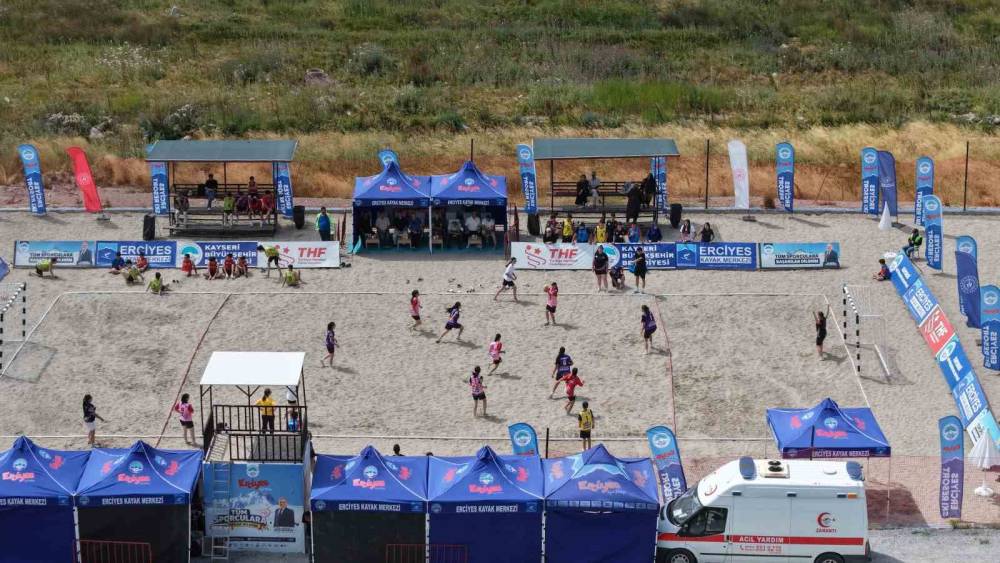 Erciyes&rsquo;te 2 bin 200 metre rakımda plaj hentbolu oynandı