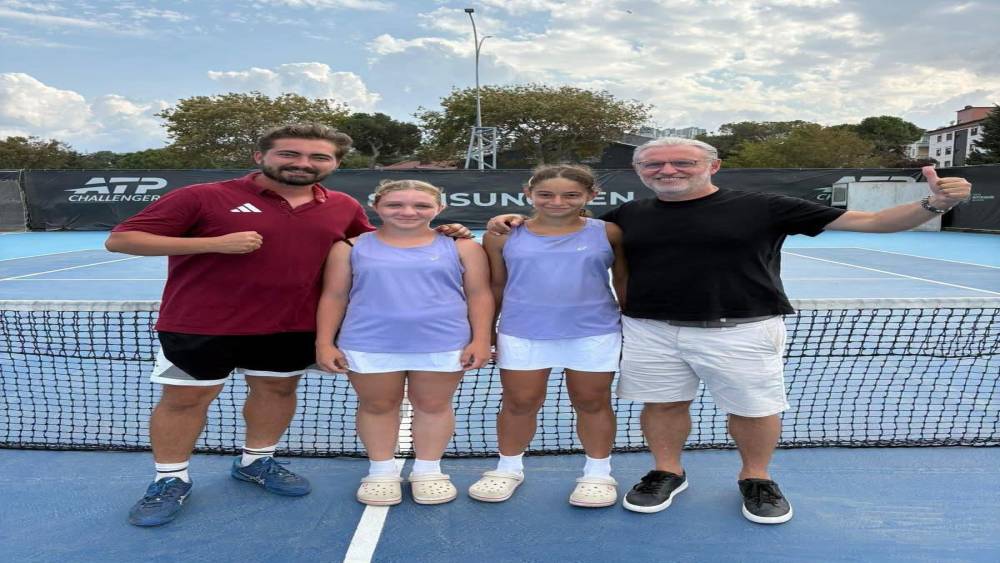 Irmak &Ouml;zdemir &ccedil;iftlerde T&uuml;rkiye şampiyonu, teklerde &ccedil;eyrek finalist oldu