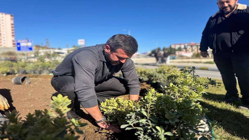Karab&uuml;k&rsquo;te 58 bin ağa&ccedil; ve &ccedil;i&ccedil;ek toprakla buluşturuldu