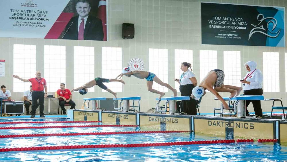 Aydın&rsquo;da 7-9 yaş y&uuml;z&uuml;c&uuml;ler Zafer Bayramı i&ccedil;in kula&ccedil; attı