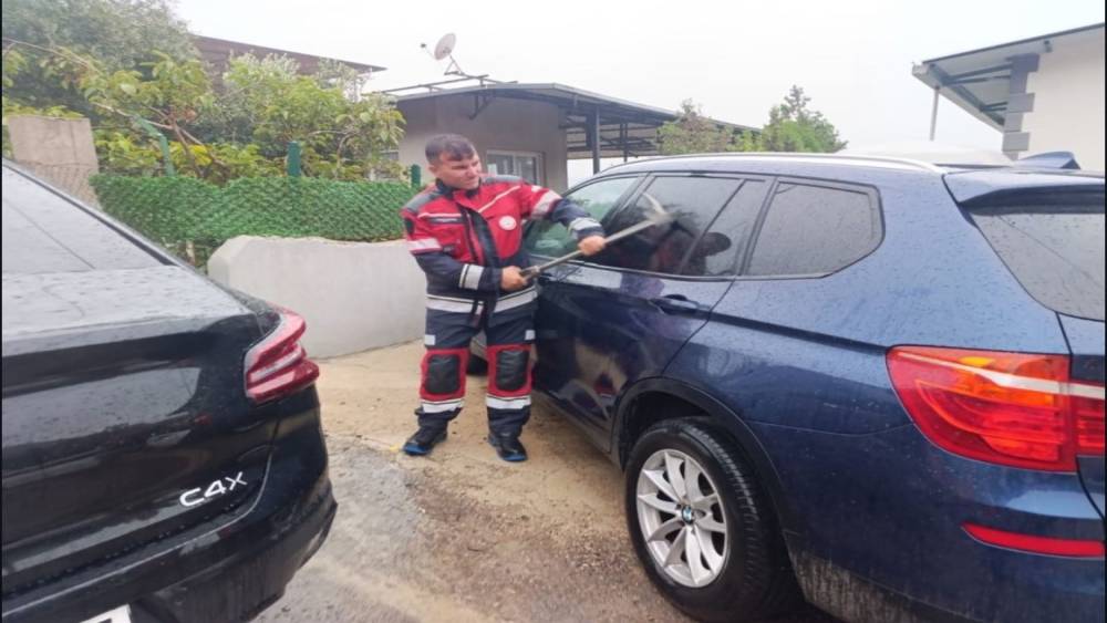 Belen&rsquo;de kilitli ara&ccedil;ta kalan bebek g&uuml;venle kurtarıldı