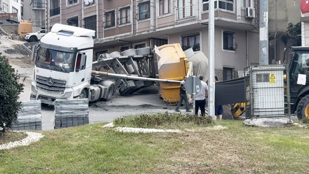 Kağıthane&rsquo;de hafriyat kamyonunun dorsesi yola devrildi