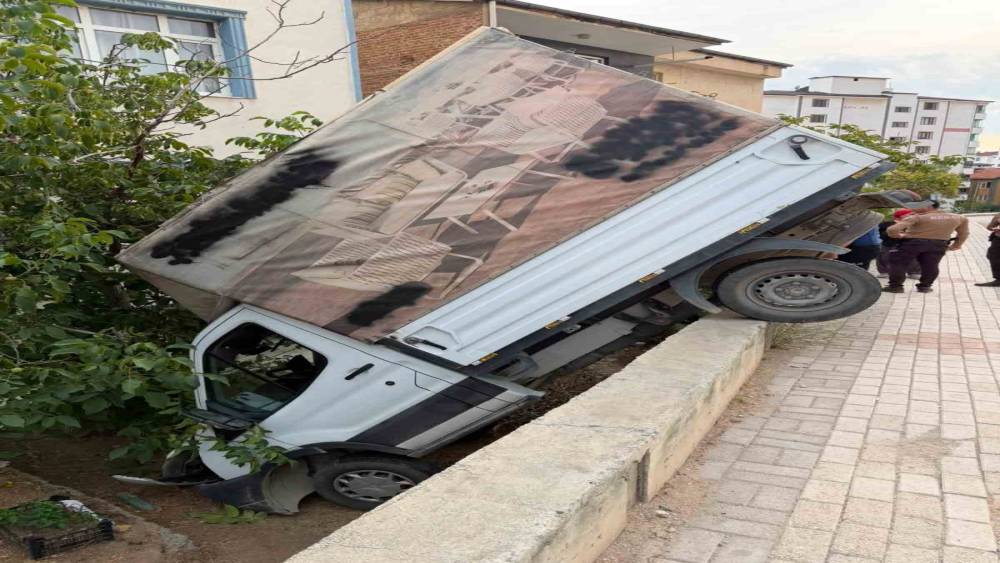 Elazığ&rsquo;da kontrolden &ccedil;ıkan kamyonet bah&ccedil;eye d&uuml;şt&uuml;