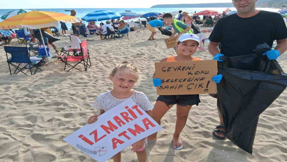 Erikli sahilinde &ccedil;evre g&ouml;n&uuml;ll&uuml;leri kıyı temizliği yaptı