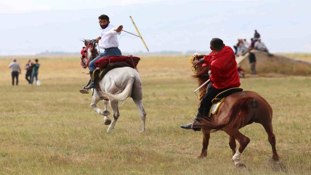 Ağrı&rsquo;da geleneksel at yarışları d&ouml;rt yıl sonra d&ouml;nd&uuml;