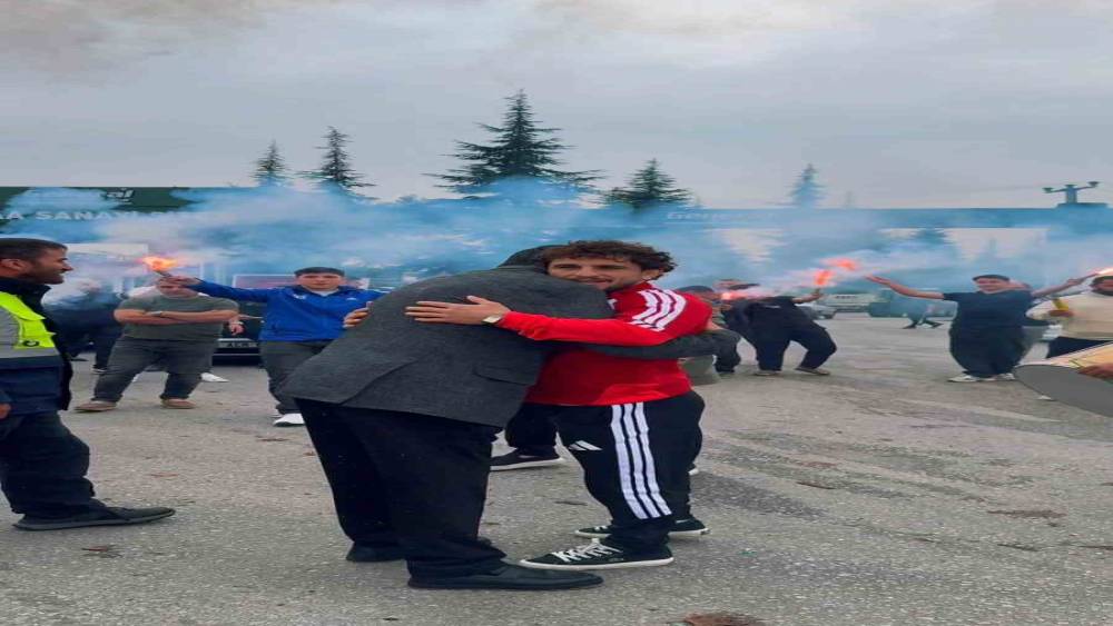 Şampiyon g&uuml;reş&ccedil;i Ahmet Duman Erbaa&rsquo;da karşılandı