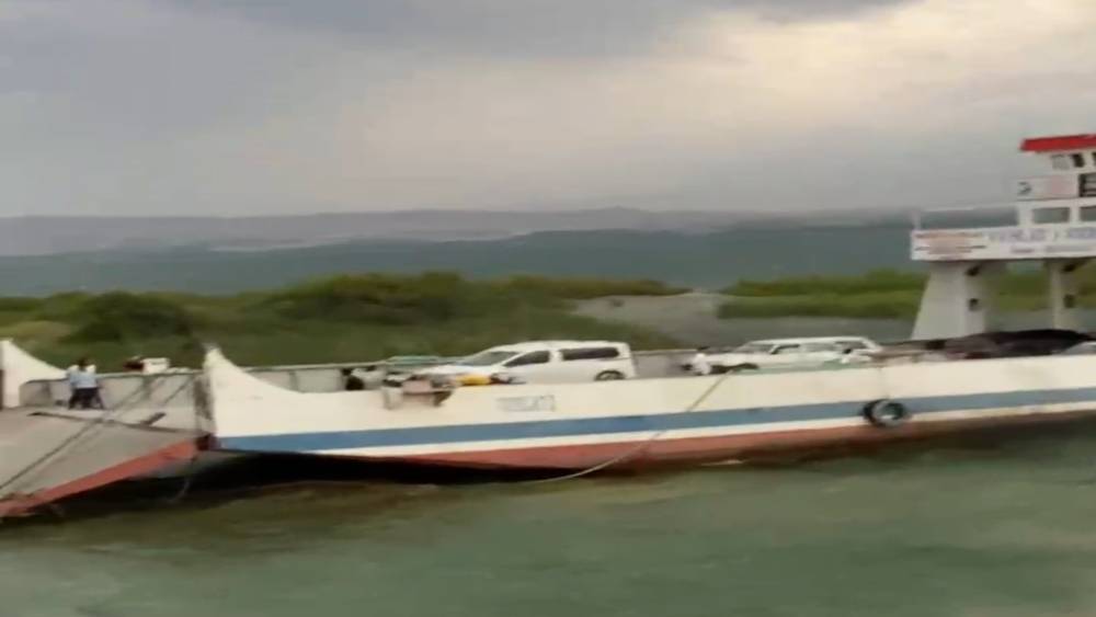 Elazığ&rsquo;daki fırtına feribot seferini aksattı
