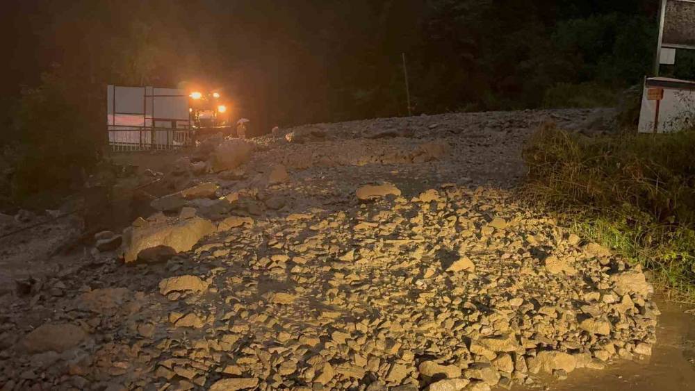 &Ccedil;aykara&rsquo;da sağanak dereyi taşırdı, yol kapandı