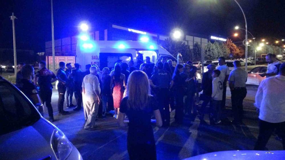 Malatya&rsquo;da d&uuml;ğ&uuml;nde &ccedil;ıkan kavgada 3 kişi yaralandı