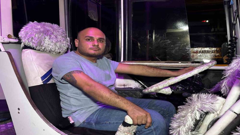 Adana&rsquo;da ambulans ve otob&uuml;s s&uuml;r&uuml;c&uuml;leri tartıştı