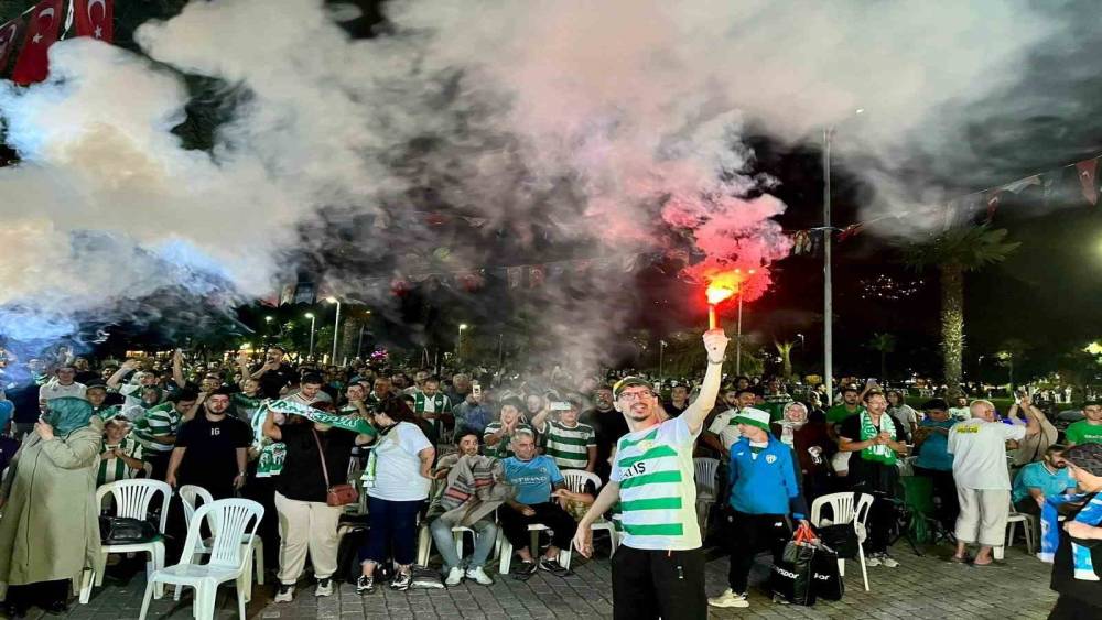 Bursaspor galibiyeti K&uuml;lt&uuml;rpark&rsquo;ta kutlandı