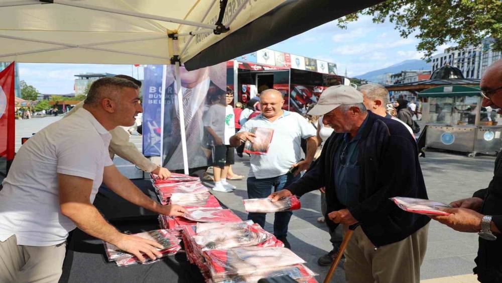 Bursa&rsquo;da 30 Ağustos i&ccedil;in bayraklar dağıtıldı