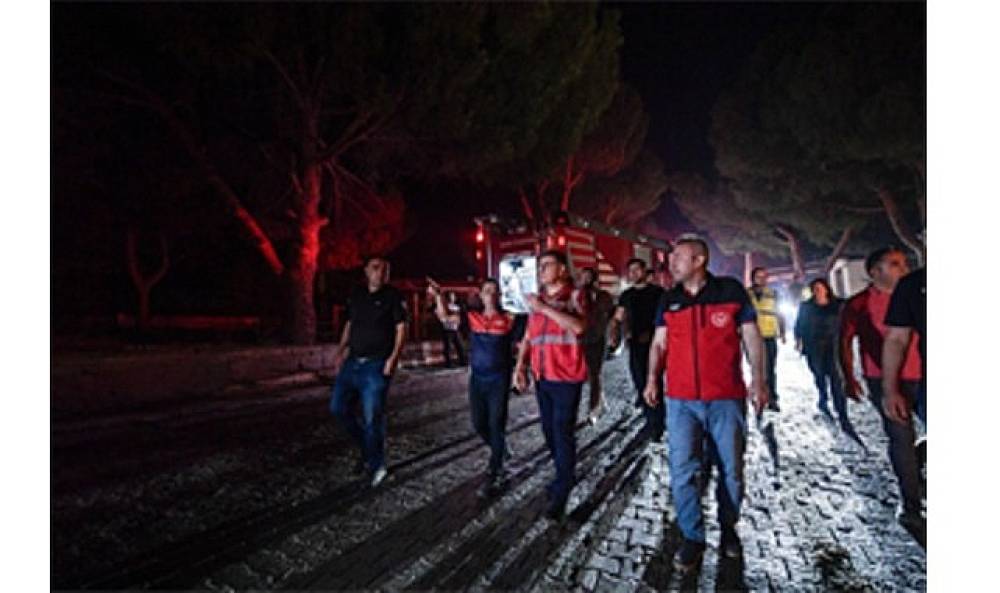 Ekipler Doğanbey'de yerleşim yerlerindeki yangını kontrol altına aldı