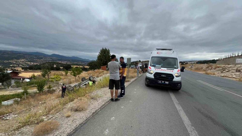 Emet&rsquo;te trakt&ouml;rle hafif ticari ara&ccedil; &ccedil;arpıştı