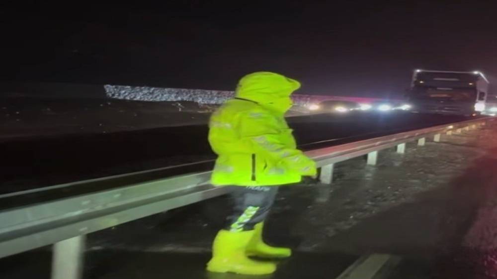 Erzincan-Sivas kara yolu heyelan sonrası yeniden a&ccedil;ıldı