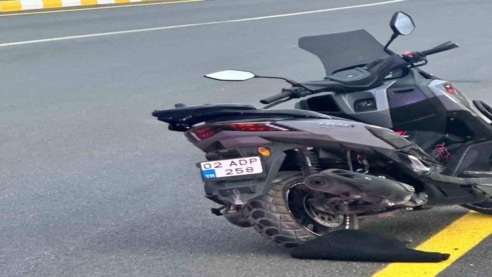 Adıyaman&rsquo;da devrilen motosikletin s&uuml;r&uuml;c&uuml;s&uuml; yaralandı