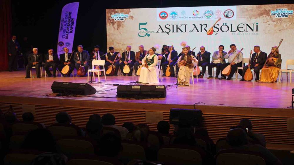 T&uuml;rk d&uuml;nyasının &acirc;şıkları Kayseri&rsquo;de aynı sahnede buluştu