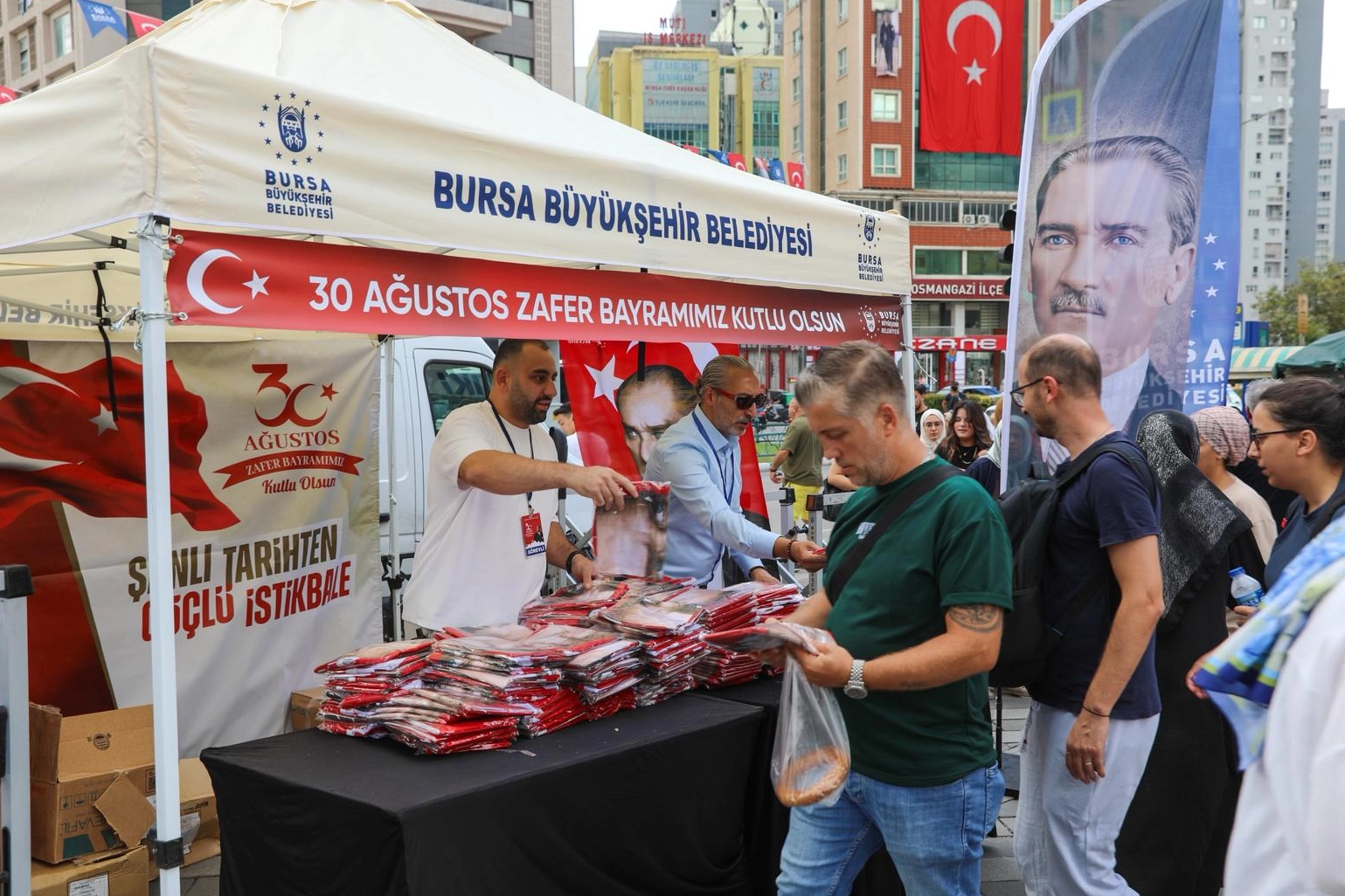 Bursa'da Zafer coşkusu ay yıldız ile ta&ccedil;landı