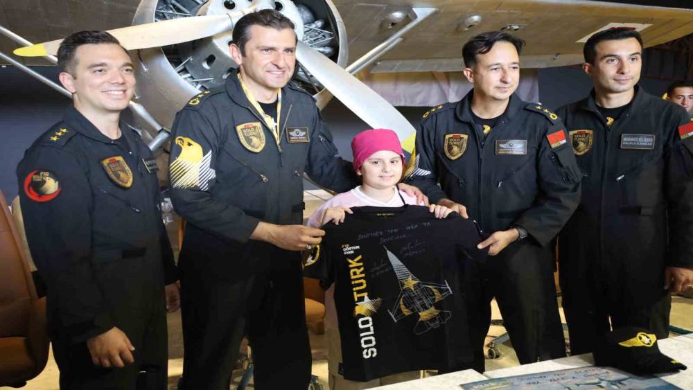 SOLOT&Uuml;RK pilotları İstanbul Hava M&uuml;zesi&rsquo;nde hayranlarla buluştu