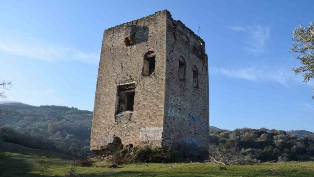 Donduran Kulesi restorasyon beklerken yazılarla tahrip edildi