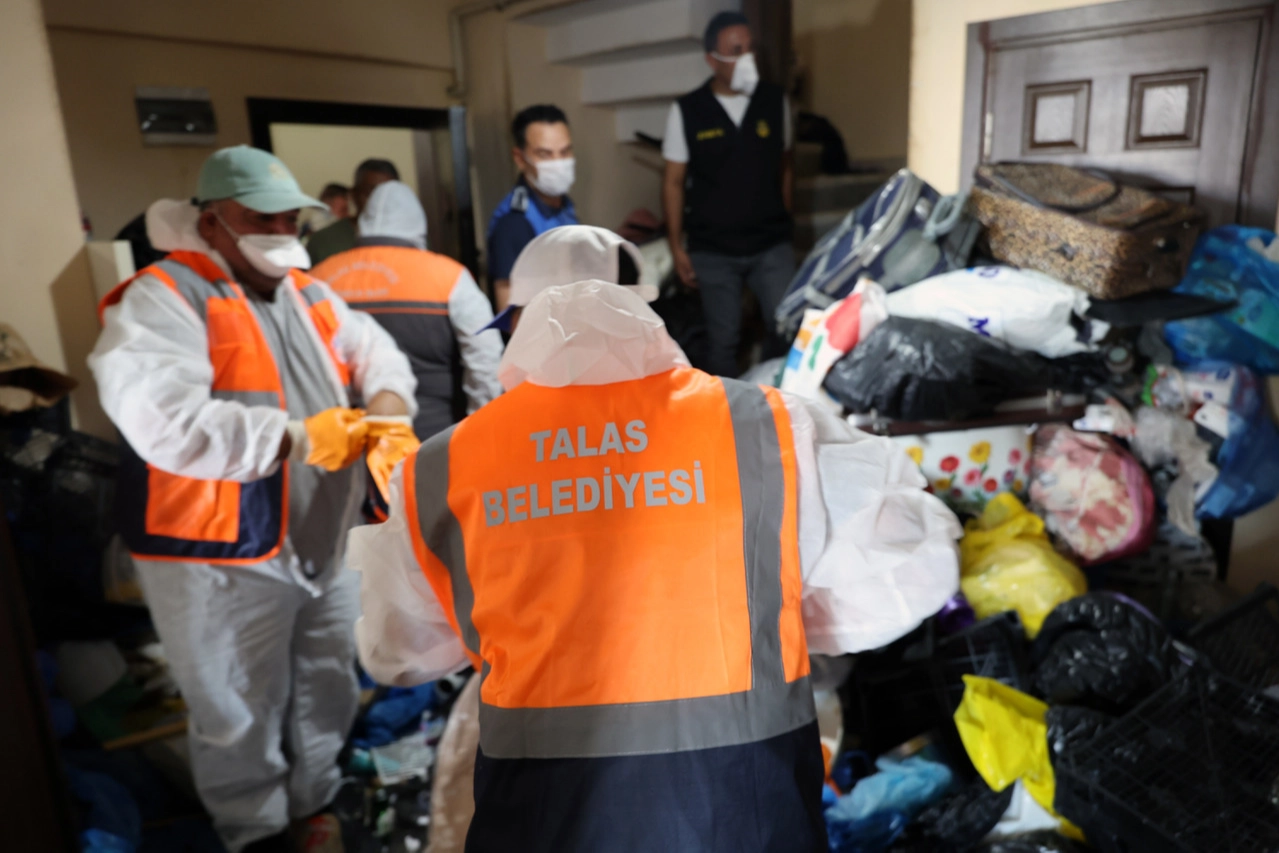 Talas&rsquo;ta bir evden yaklaşık 5 kamyon atık &ccedil;ıkarıldı