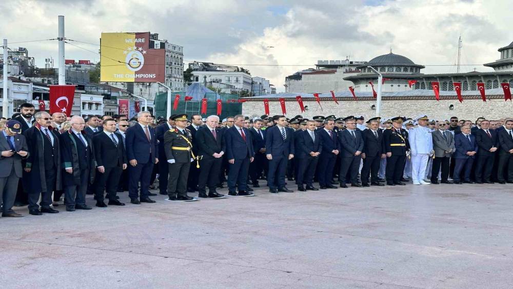 30 Ağustos&rsquo;ta Taksim Cumhuriyet Anıtı&rsquo;na &ccedil;elenk sunuldu