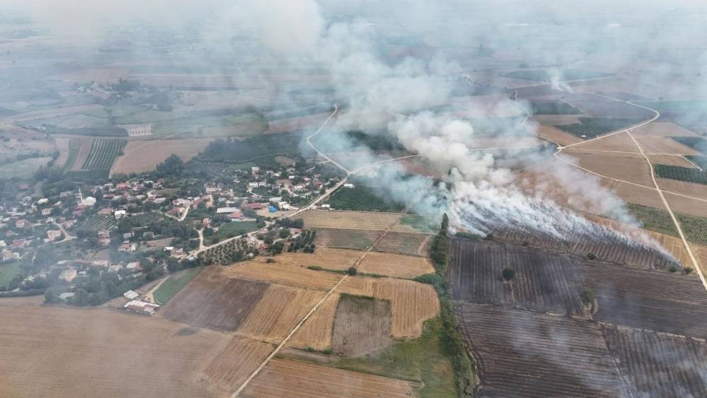Kozan&rsquo;da anız yangınları bah&ccedil;e ve sulama sistemlerini vurdu