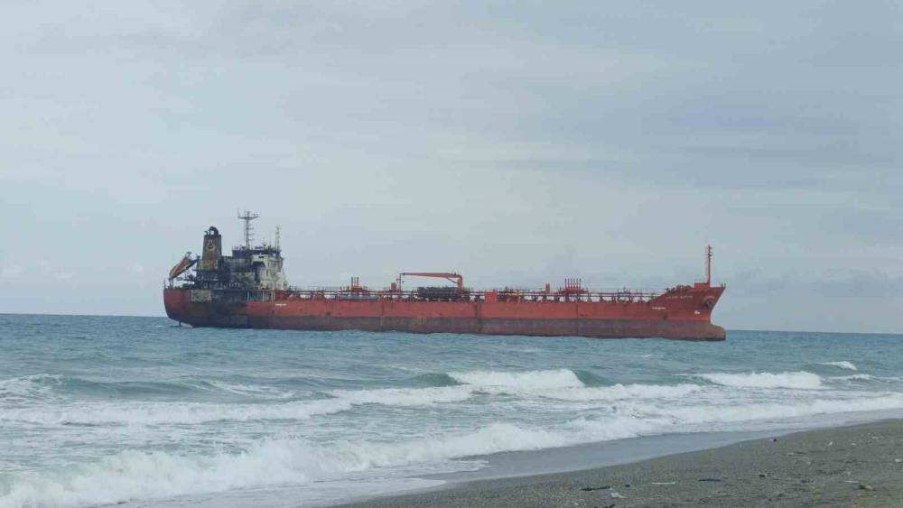 Dron saldırısında hasar g&ouml;ren gemi Samsun&rsquo;da karaya oturdu